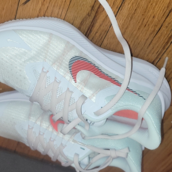 Women's Nike Zoom Winflo Sneakers - Picture 2 of 4